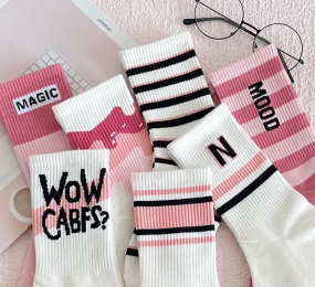 Nữ Chữ Màu Hồng Preppy Phong Cách Giữa Ống Tất Thể Thao Dễ Thương Mặc Phong Cách Tất